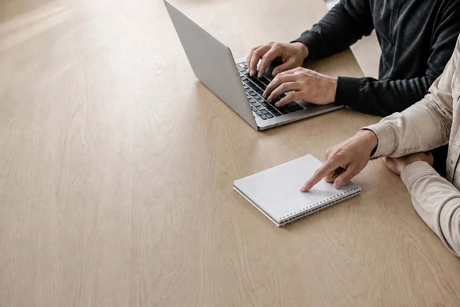 KI-generierte Beispielszene: Anforderungen am Laptop und in Notizen klären.